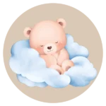 De ronde muurcirkel sticker met een slapende baby beer op wolken en een beige achtergrond koop je op muurteksten.nl