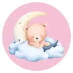 De ronde muurcirkel sticker met een slapende baby beer op wolken en een maan en een roze achtergrond koop je op muurteksten.nl