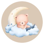 De ronde muurcirkel sticker met een slapende baby beer op wolken en een maan en een beige achtergrond koop je op muurteksten.nl