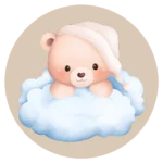 De ronde muurcirkel sticker met een baby beer op een wolk met slaapmuts en een beige achtergrond koop je op muurteksten.nl
