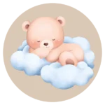 De ronde muurcirkel sticker met een slapende baby beer op wolken en een beige achtergrond koop je op muurteksten.nl